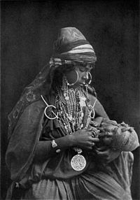 Bedouin Mother and Child NGM-v31-p552.jpg