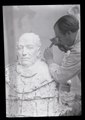 Beeldhouwer Polet vervaardigt buste van Henri Deterding PK-F-K.1273, PK-F-K.1271.tiff