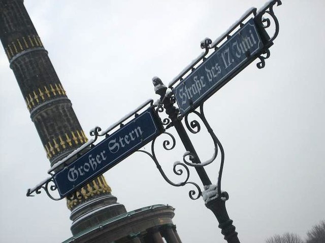 Street sign with Victory Column in the background.