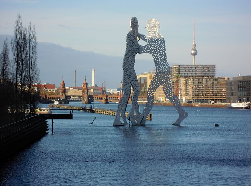 Molecule Man vor der Oberbaumbrücke Berlin: Harald Hoyer from Schwerin, Germany, CC BY-SA 2.0 <https://creativecommons.org/licenses/by-sa/2.0>, via Wikimedia Commons