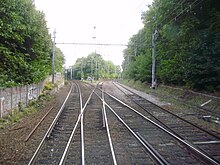 Bifurcation de Bois-Gazé à Saint-Cyr-l'École, à gauche vers la gare de Saint-Cyr, à droite (pour les trains de fret seulement) vers la gare de Saint-Quentin-en-Yvelines.