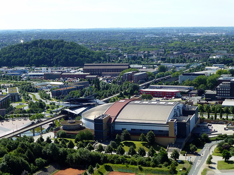 File:Blick vom Gasometer Oberhausen auf die König-Pilsener-Arena und ÖPNV-Trasse mit Haltestelle CentrO - panoramio.jpg