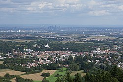 Kelkheim, taustalla Frankfurtin pilvenpiirtäjiä