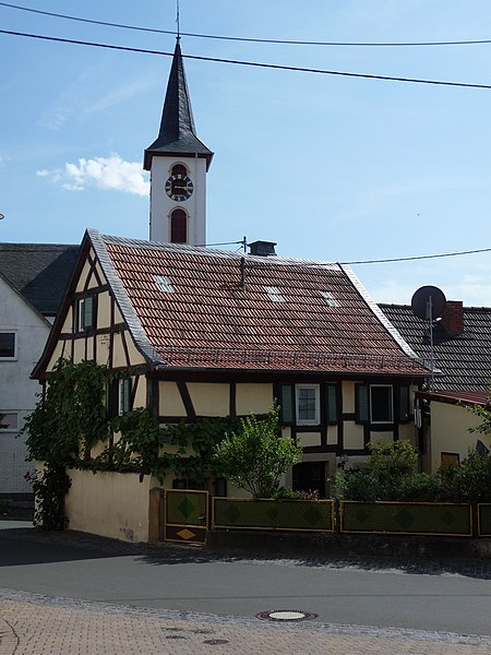 File:Bockenau – Kirchturm hinter Fachwerkhaus - panoramio.jpg