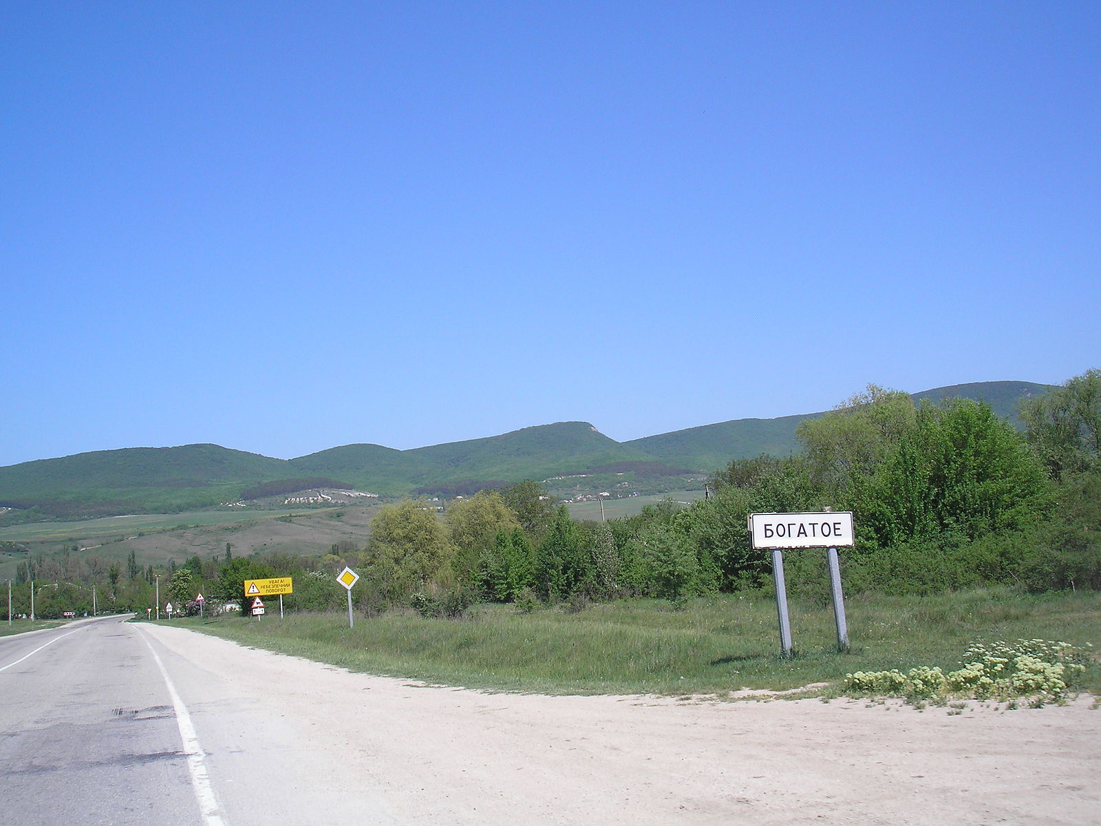 Села крыма богатое. Село богатое Крым Белогорский район. Село поворотное Крым Белогорский район. Село Пасечное Крым Белогорский район. Богатое Белогорский район Церковь.