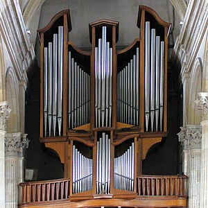 Boulogne-sur-Mer, cathedral Notre-Dame, view to the pipe organ cropped 1.jpg