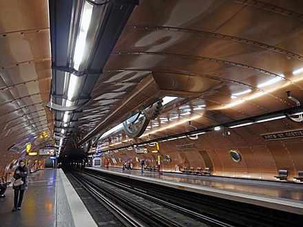 Station platforms at Arts et Métiers on Paris Métro Line 11