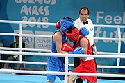 Deutsch: Boxen bei den Olympischen Jugendspielen 2018 Tag 12, 18. Oktober 2018 - Kampf um Bronze im Leichten Weltergewicht Jungen – Hassan Azim (Großbritannien, rot) schlägt Mohammed Boulaouja (Marokko, blau) RSC; Ringrichter ist Wulfren Olivares Peréz (Kolumbien). English: Boxing at the 2018 Summer Youth Olympics on 18 October 2018 – Bronze Medail Match Light Welterweight Boys - Hassan Azim (Great Britain, red) beats Mohammed Boulaouja (Morocco, blue) RSC; Referee is Wulfren Olivares Peréz (Columbia). Español: Boxeo en los Juegos Olímpicos Juveniles de Verano de 2018 en 18 de octubre de 2018 - Medalla de bronce de los hombres ligeros de peso welter: Hassan Azim (Gran Bretaña, rojo) vence a Mohammed Boulaouja (Marruecos, azul) RSC; El árbitro es Wulfren Olivares Peréz (Colombia).