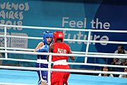 Deutsch: Boxen bei den Olympischen Jugendspielen 2018 Tag 12, 18. Oktober 2018 - Finale Fliegengewicht Mädchen – Martina La Piana (Italien, blau) schlägt Adijat Gbadamosi (Nigeria, rot) 5-0; Ringrichter ist James Beckles (Trinidad und Tobago). English: Boxing at the 2018 Summer Youth Olympics on 18 October 2018 – Girl's flyweight Gold Medal Bout - Martina La Piana (Italy, blue) beats Adijat Gbadamosi (Nigeria, red) 5-0; Referee is James Beckles (Trinidad and Tobago). Español: Boxeo en los Juegos Olímpicos Juveniles de Verano de 2018 en 18 de octubre de 2018 - Combate a medalla de oro de peso mosca para mujeres: Martina La Piana (Italia, azul) le gana a Adijat Gbadamosi (Nigeria, roja) 5-0; El árbitro es James Beckles (Trinidad y Tobago).