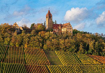 Vista do Castelo de Stocksberg, com seus vinhedos no outono, perto de Brackenheim, no distrito de Heilbronn, norte de Baden-Württemberg, Alemanha. A história inicial de propriedade do castelo é desconhecida. Em 6 de dezembro de 1307, o Conde Eberhard, o Ilustre, cedeu seus direitos ao Castelo de Stocksberg à Ordem Teutônica, que já havia recebido os bens dos senhores de Stockheim em 1295, portanto, estava na posse do castelo e da cidade por meio de outras aquisições. Atualmente, o castelo é de propriedade familiar e não está aberto ao público. Entretanto, as instalações foram renovadas, restauradas e tecnicamente atualizadas em cooperação com o Gabinete de Monumentos. (definição 7 634 × 5 300)