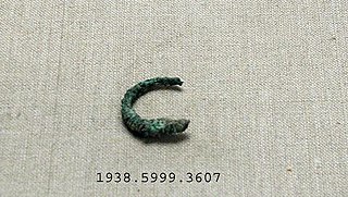 Bronze earring, Yale University Art Gallery, inv. 1938.5999.3607