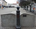 "Rückgrat-Brunnen" von Günther Ohlwein, 1982, Markt, Berlin-Spandau, Deutschland