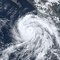 Imagem de satélite do furacão Bud se fortalecendo na costa sudoeste do México em 11 de junho