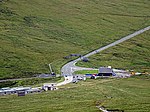 Blick von Snaefell auf den Straßenabschnitt Hailwood's Rise, der schräg nach rechts in Richtung Rennstrecke ansteigt