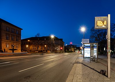 Bushaltestelle Neue Aula in Tübingen zur blauen Stunde 2019.jpg