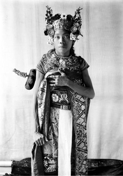 File:COLLECTIE TROPENMUSEUM Jonge Balinese danseres met kris TMnr 10004701.jpg