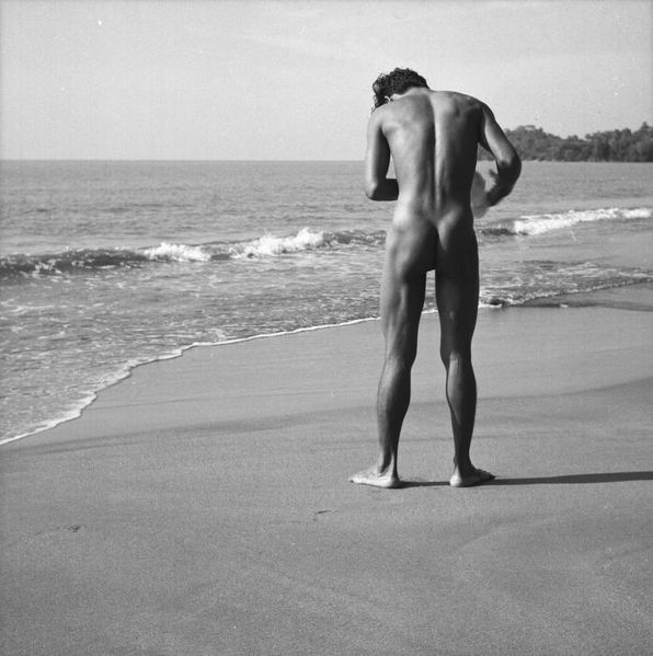 File:COLLECTIE TROPENMUSEUM Naaktportret van Dewa Ketut Beng Gunarsa partner van Paul Spies op het strand van Gumpal Straat Sunda TMnr 60030186.jpg