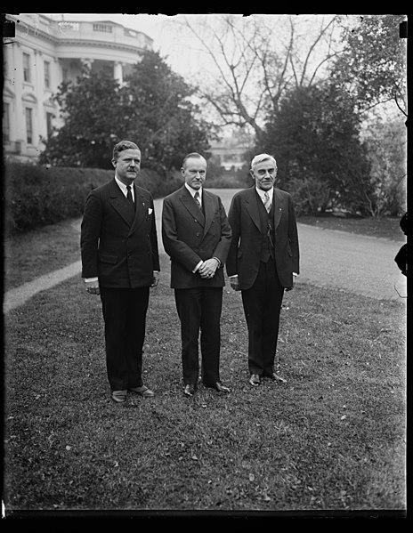 File:Calvin Coolidge, center; outside White House, Washington, D.C. LCCN2016888020.jpg