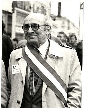 Camille Vallin, Sénateur- Maire de Givors, lors de la défense des emplois menacés de l'usine Berthiez de Givors, 1982. Archives municipales de Givors, cote 7Ph 34.jpg