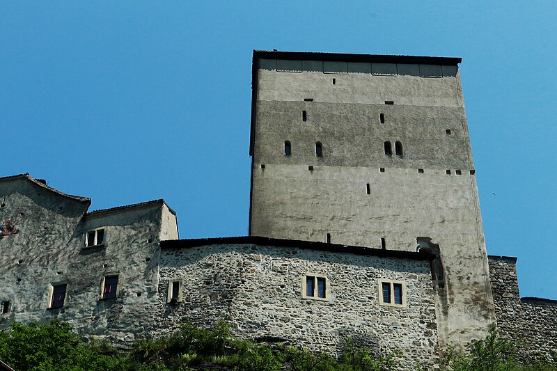 File:Castle Sargans - Looking Up.jpg