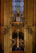 Exaltación de la Cruz, de Federico Marés, en el altar mayor de la Catedral de Barcelona.