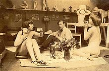 Per Krohg mit den Modellen Lucy Vidil (links), seiner späteren Ehefrau, und Céline Coupet im Studio des Bildhauers Cecil Howard, Foto um 1912