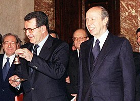 Церемония передачи полномочий от Ламберто Дини (справа) Романо Проди (18 мая 1996)