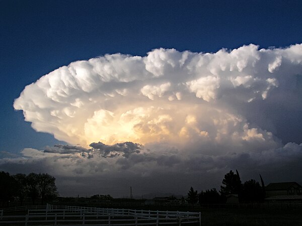 スーパーセルの写真。普通の雷雲の多くは同じような外観だが、スーパーセルは大規模な水平方向の回転があることから見分けられる。