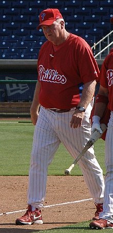 Charlie Manuel, een man van middelbare leeftijd, in uniform op het veld