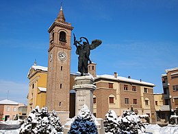 Église de San Martino et monument aux morts dans la neige (Conselice) .JPG