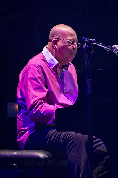 Valdés performing in 2014