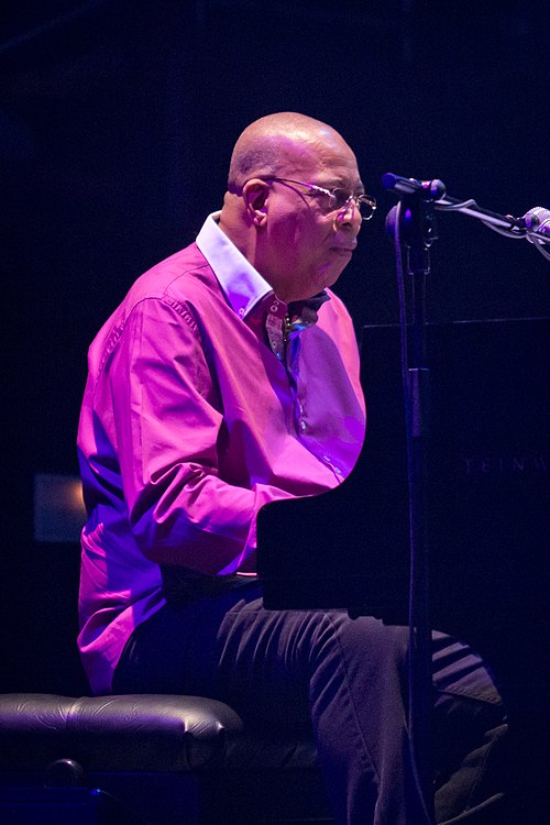 Valdés performing in 2014