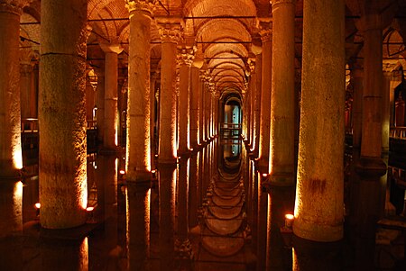 Cisterna Basilica Junto a Santa Sofia Estambul.JPG