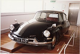 Septime possède une Citroën DS, comme la plupart des personnages de Louis de Funès dans ses films[6].