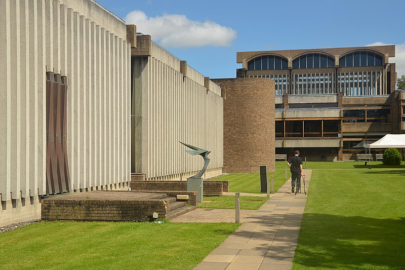 File:Cmglee Cambridge Churchill College archives centre hall.jpg