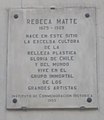 Placa conmemorativa de la escultora Rebeca Matte