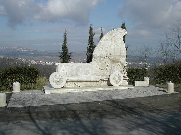 A sculpture, placed between the villages of Cappelle sul Tavo and Spoltore at the highest point on the Pescara Circuit, commemorating the pre-war Copp