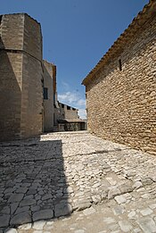 Cour caladée du prieuré de Salagon.