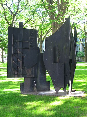 Скульптура внутреннего двора, Гарвардская школа права.jpg