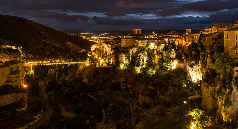 File:Cuenca de noche.jpg