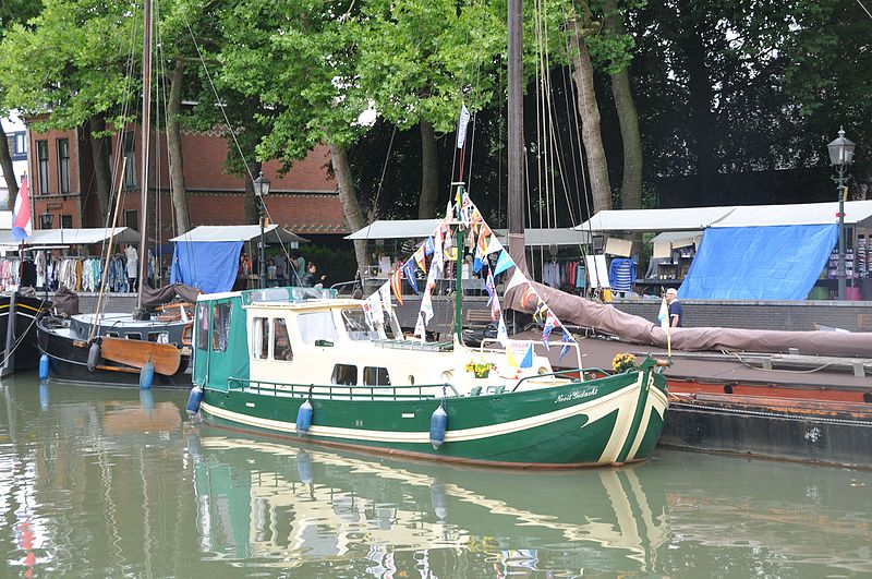 File:De NOOIT GEDACHT uit 1892 voor de wal in Vreeswijk bij de reünie 2016 (01).JPG