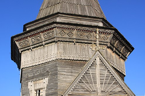 A derrubada, embainhada e transformada em cornija.  Um exemplo da "renovação" de templos antigos no espírito do ecletismo do século XIX.