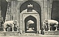 De olifanten waarop de verslagen neven zaten, bij de poort van het Rode Fort in Delhi, ansichtkaart