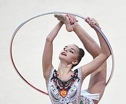 Die Schwestern Arina und Dina Averina zeichnen sich durch einen besonderen Rhythmus aus, die Geschwindigkeit ihrer Darbietungen, einschließlich interessanter, komplexer Arbeit mit dem Thema.