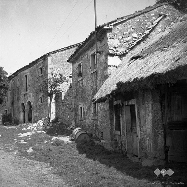 File:Dve hiši v Golcu. Vas Slivje 1955.jpg