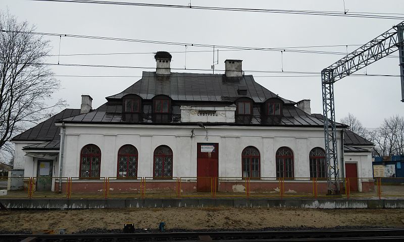 File:Dworzec w chotyłowie od peronu.jpg