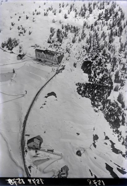 File:ETH-BIB-St. Moritz, Kurhaus Chantarella mit Bähnlein aus 200 m-Inlandflüge-LBS MH01-001578.tif