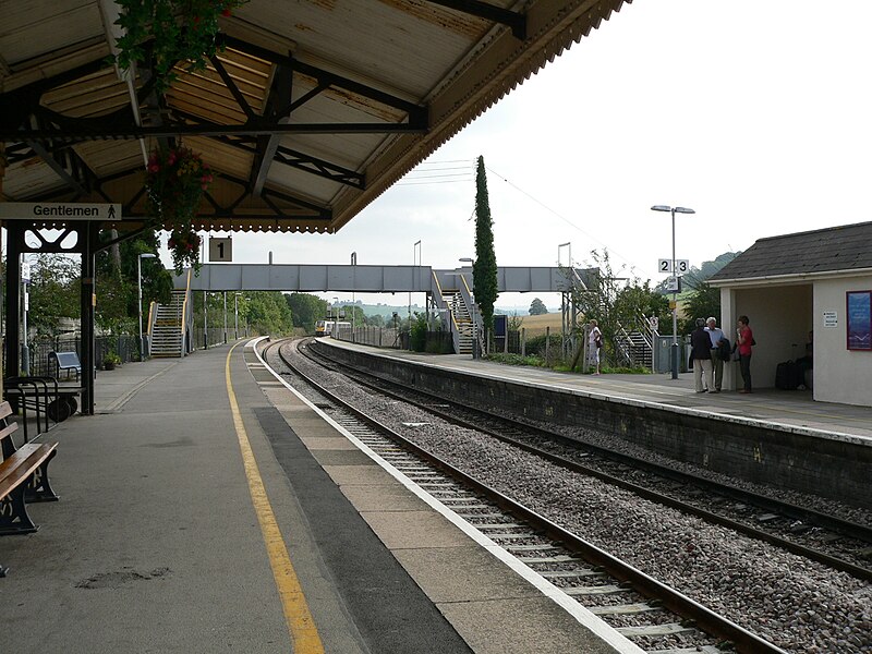 File:Eastern end of Castle Cary railway station 01.jpg