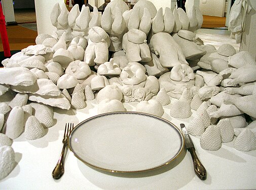 Edin Bajrić hat angerichtet und bittet zu Tisch mit Köstlichkeiten von Paarhufern und aus Gemüse in reinem Weiß Art-f-air 2012 (Hannover)