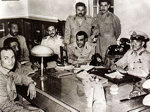Члены СРК в 1953 году. Справа налево: генерал Мухаммед Нагиб, майор Абдель Хаким Амер (стоит), подполковник Гамаль Абдель Насер (сидит), майор Мохаммед Камаль эд-Дин Хуссейн (стоит), майор Абдель Латиф аль-Богдади,подполковник Анвар Садат, Юсеф Седдык, подполковник Закария Мохи эд-Дин